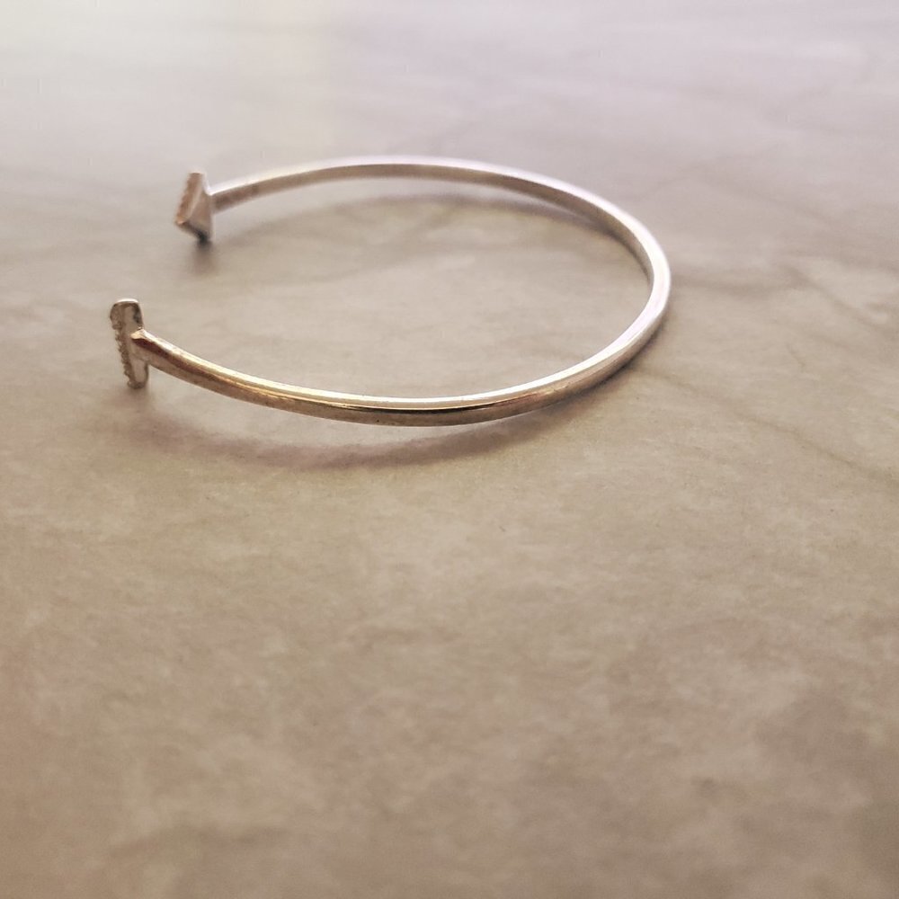 ✨ Stella and Dot Triangle Pave Rhinestones Minimalist Bangle Bracelet ✨ - Picture 2 of 7
